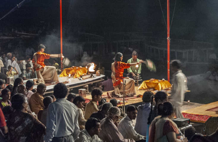 71 - India - Varanasi - rio Ganges - ceremonia religiosa